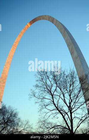 Il Gateway Arch sorge sugli alberi invernali di St Louis ed è il fulcro del Westward Expansion Memorial nel parco nazionale Gateway Arch Foto Stock