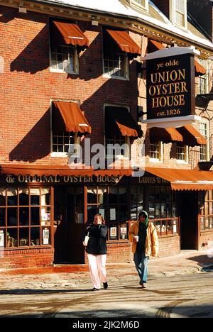 Due persone attraversano la strada in una fredda giornata invernale di fronte alla storica Oyster House di Boston Foto Stock