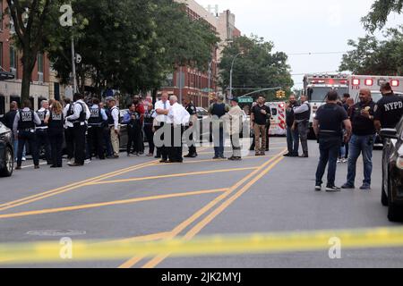 New York, Stati Uniti. 29th luglio 2022. 29 luglio 2022, New York City, New York, Stati Uniti: Tre (3) sospetti sono stati preannunciati nel secondo (2nd) tiro in tre (3) giorni nella Prospect Avenue e 164th. street-area della sezione Longwood nel Bronx il 29 luglio 2022. A pochi minuti dal tiro una pesante risposta NYPD scese su un edificio di appartamenti a 970 Prospect Avenue, nel tardo pomeriggio e dopo un breve standoff tre (3) sospetti sono stati portati via dal personale di NYPD. (Credit Image: © G. Ronald Lopez/ZUMA Press Wire) Credit: ZUMA Press, Inc./Alamy Live News Foto Stock