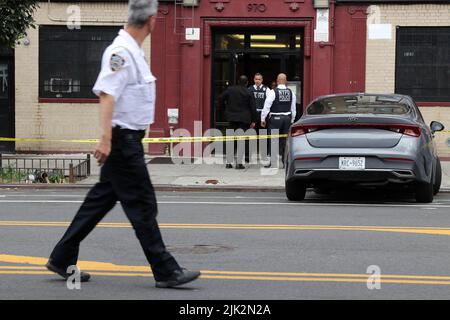 New York, Stati Uniti. 29th luglio 2022. 29 luglio 2022, New York City, New York, Stati Uniti: Tre (3) sospetti sono stati preannunciati nel secondo (2nd) tiro in tre (3) giorni nella Prospect Avenue e 164th. street-area della sezione Longwood nel Bronx il 29 luglio 2022. A pochi minuti dal tiro una pesante risposta NYPD scese su un edificio di appartamenti a 970 Prospect Avenue, nel tardo pomeriggio e dopo un breve standoff tre (3) sospetti sono stati portati via dal personale di NYPD. (Credit Image: © G. Ronald Lopez/ZUMA Press Wire) Credit: ZUMA Press, Inc./Alamy Live News Foto Stock