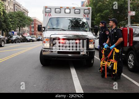 New York, Stati Uniti. 29th luglio 2022. 29 luglio 2022, New York City, New York, Stati Uniti: Tre (3) sospetti sono stati preannunciati nel secondo (2nd) tiro in tre (3) giorni nella Prospect Avenue e 164th. street-area della sezione Longwood nel Bronx il 29 luglio 2022. A pochi minuti dal tiro una pesante risposta NYPD scese su un edificio di appartamenti a 970 Prospect Avenue, nel tardo pomeriggio e dopo un breve standoff tre (3) sospetti sono stati portati via dal personale di NYPD. (Credit Image: © G. Ronald Lopez/ZUMA Press Wire) Credit: ZUMA Press, Inc./Alamy Live News Foto Stock