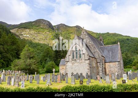 Chiesa episcopale di San Giovanni a Ballachulish ai piedi di Glen Coe nelle Highlands scozzesi, Scozia, Regno Unito, con pietre sepolte nel cimitero Foto Stock
