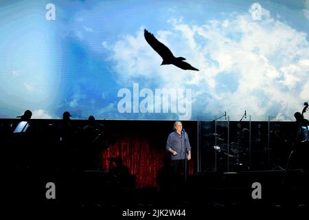 Sitges, Spagna. 29th luglio 2022. Il cantante e poeta spagnolo Joan Manuel Serrat (78), suona al 'Jardines de Terramar' di Sitges, prima di 2100 persone con un 'Old out' alla biglietteria in uno dei concerti che fa parte del suo tour di addio, 'il vice del canto, 1965-2022'. (Foto di Ramon Costa/SOPA Images/Sipa USA) Credit: Sipa USA/Alamy Live News Foto Stock