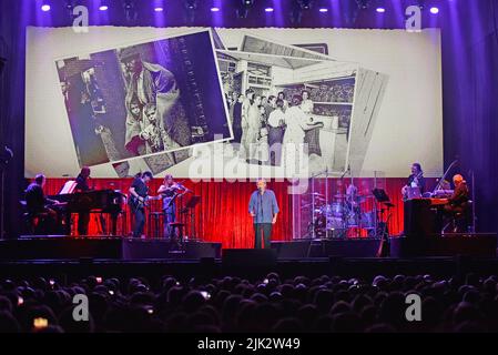 Sitges, Spagna. 29th luglio 2022. Il cantante e poeta spagnolo Joan Manuel Serrat (78), suona al 'Jardines de Terramar' di Sitges, prima di 2100 persone con un 'Old out' alla biglietteria in uno dei concerti che fa parte del suo tour di addio, 'il vice del canto, 1965-2022'. (Foto di Ramon Costa/SOPA Images/Sipa USA) Credit: Sipa USA/Alamy Live News Foto Stock