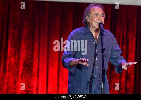 Sitges, Spagna. 29th luglio 2022. Il cantante e poeta spagnolo Joan Manuel Serrat (78), suona al 'Jardines de Terramar' di Sitges, prima di 2100 persone con un 'Old out' alla biglietteria in uno dei concerti che fa parte del suo tour di addio, 'il vice del canto, 1965-2022'. (Foto di Ramon Costa/SOPA Images/Sipa USA) Credit: Sipa USA/Alamy Live News Foto Stock