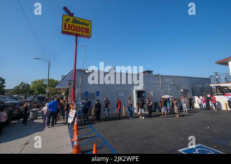 Los Angeles, California, Stati Uniti. 29th luglio 2022. La gente aspetta in fila fuori dal negozio di liquori Blue Bird per acquistare i biglietti della lotteria Mega Millions a Hawthorne, California, venerdì 29 luglio 2022. (Credit Image: © Ringo Chiu/ZUMA Press Wire) Credit: ZUMA Press, Inc./Alamy Live News Foto Stock