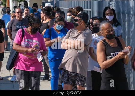 Los Angeles, California, Stati Uniti. 29th luglio 2022. La gente aspetta in fila fuori dal negozio di liquori Blue Bird per acquistare i biglietti della lotteria Mega Millions a Hawthorne, California, venerdì 29 luglio 2022. (Credit Image: © Ringo Chiu/ZUMA Press Wire) Credit: ZUMA Press, Inc./Alamy Live News Foto Stock