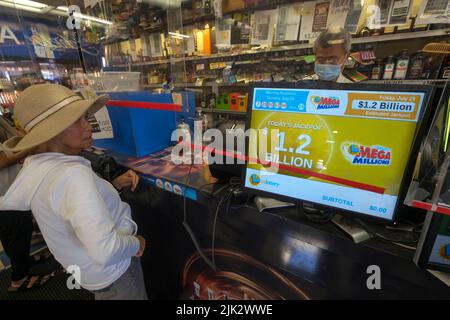 Los Angeles, California, Stati Uniti. 29th luglio 2022. Le persone acquistano biglietti per la lotteria Mega Millions presso il negozio di liquori Blue Bird a Hawthorne, California, venerdì 29 luglio 2022. (Credit Image: © Ringo Chiu/ZUMA Press Wire) Credit: ZUMA Press, Inc./Alamy Live News Foto Stock