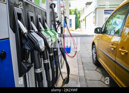 Rosenheim, Germania. 29th luglio 2022. Ugelli della pompa della benzina in una stazione di servizio OMV. Coloro che vogliono risparmiare denaro presso la stazione di servizio mentre sono in vacanza all'estero dovranno partecipare con i vecchi rituali questa estate. Perché il rifornimento di carburante solo dall'altra parte del confine non è più redditizio come in passato e in alcuni casi è diventato un'attività meno. Credit: Uwe Lein/dpa/Alamy Live News Foto Stock