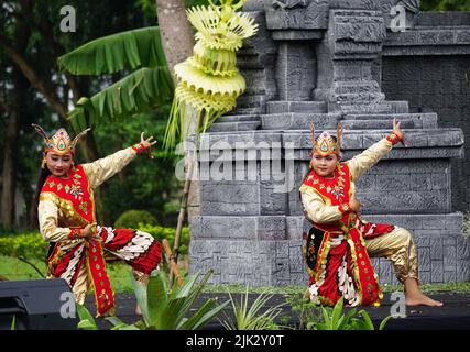 L'indonesiano esegue la danza kijang per commemorare la giornata mondiale della danza. La danza kijang significa danza dei cervi Foto Stock