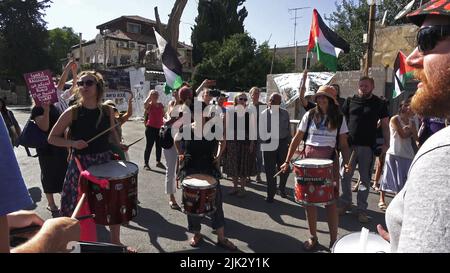 Gerusalemme, Israele. 29th luglio 2022. GERUSALEMME, ISRAELE - 29 LUGLIO: Gli attivisti israeliani di sinistra detengono bandiere palestinesi e grida slogan durante una manifestazione contro l'occupazione israeliana e l'attività di insediamento nel quartiere di Sheikh Jarrah il 29 luglio 2022 a Gerusalemme, Israele. Il quartiere palestinese di Sheikh Jarrah è attualmente il centro di una serie di controversie di proprietà tra palestinesi e israeliani ebrei di destra. Alcune case sono state occupate dai coloni israeliani a seguito di una sentenza della Corte. Credit: Eddie Gerald/Alamy Live News Foto Stock