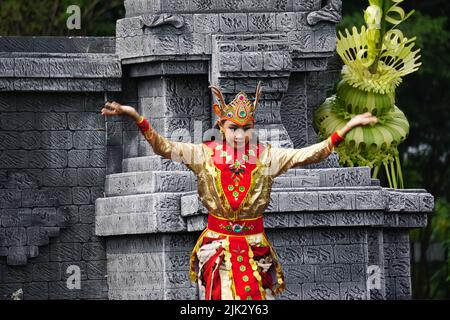 L'indonesiano esegue la danza kijang per commemorare la giornata mondiale della danza. La danza kijang significa danza dei cervi Foto Stock