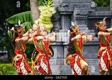 L'indonesiano esegue la danza kijang per commemorare la giornata mondiale della danza. La danza kijang significa danza dei cervi Foto Stock