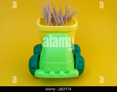 Concetto di crisi alimentare globale. Autocarro per il trasporto di grani di grano Foto Stock