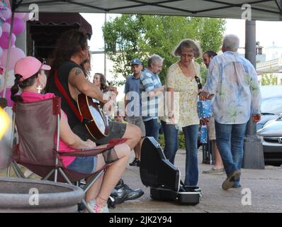 Columbus, MS USA: Mille Todd, a destra, punta Domonic Steinport e Peewee Davis di Silent Scream mentre si esibiscono lungo Main Street. Foto Stock