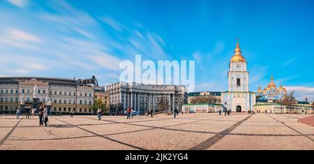 Vista su Piazza Mikhailovskaya e sul Monastero della cupola dorata di San Michele. Foto Stock