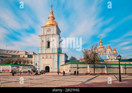 Vista su Piazza Mikhailovskaya e sul Monastero della cupola dorata di San Michele. Foto Stock