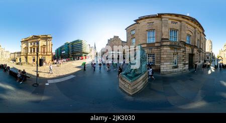 Visualizzazione panoramica a 360 gradi di 360 photo sferico distretto storico Edimburgo Scozia Regno Unito