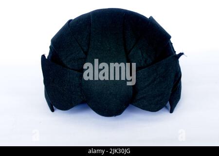 Blangkon hitam o blangkon nero un cappello tradizionale uomini giavanesi. Isolato su sfondo bianco Foto Stock