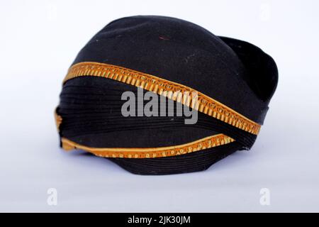 Blangkon hitam o blangkon nero un cappello tradizionale uomini giavanesi. Isolato su sfondo bianco Foto Stock