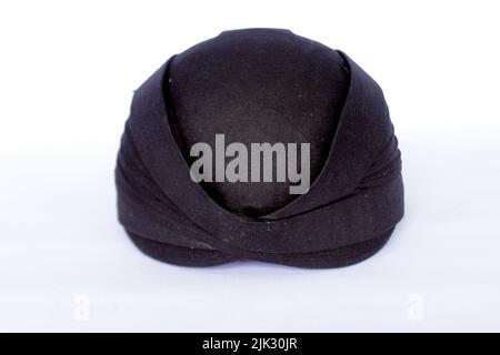 Blangkon hitam o blangkon nero un cappello tradizionale uomini giavanesi. Isolato su sfondo bianco Foto Stock