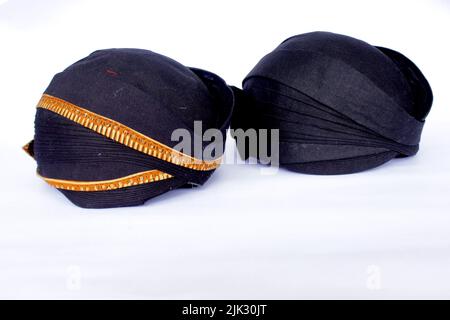 Blangkon hitam o blangkon nero un cappello tradizionale uomini giavanesi. Isolato su sfondo bianco Foto Stock