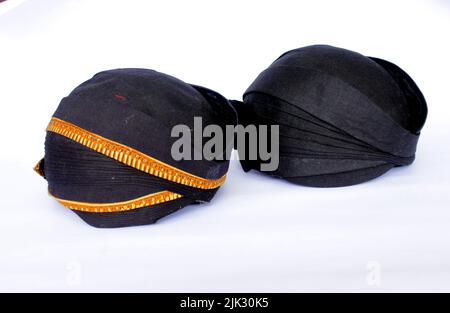 Blangkon hitam o blangkon nero un cappello tradizionale uomini giavanesi. Isolato su sfondo bianco Foto Stock