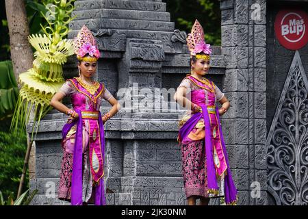 L'indonesiano esegue una danza daliare per commemorare la giornata mondiale della danza Foto Stock