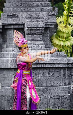 L'indonesiano esegue una danza daliare per commemorare la giornata mondiale della danza Foto Stock