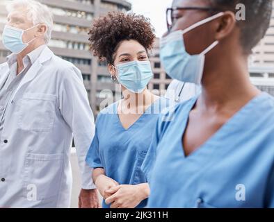 A volte è necessario il consiglio di un collega affidabile, due medici donne che parlano in città. Foto Stock