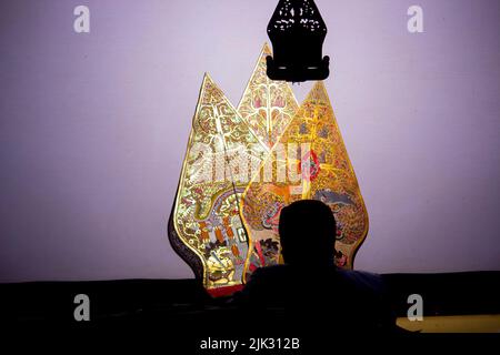 wayang kulit o marionette ombra da Giava, mostra marionette indonesiana di dalang o burattinaio . Wayang in pelle Foto Stock