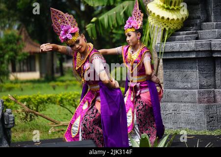 L'indonesiano esegue una danza daliare per commemorare la giornata mondiale della danza Foto Stock