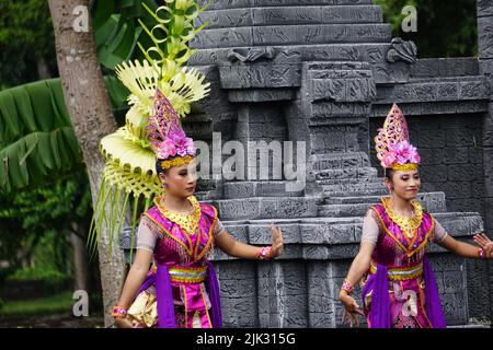 L'indonesiano esegue una danza daliare per commemorare la giornata mondiale della danza Foto Stock