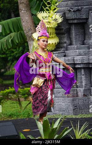 L'indonesiano esegue una danza daliare per commemorare la giornata mondiale della danza Foto Stock