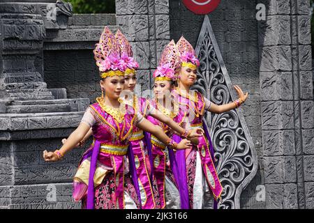 L'indonesiano esegue una danza daliare per commemorare la giornata mondiale della danza Foto Stock