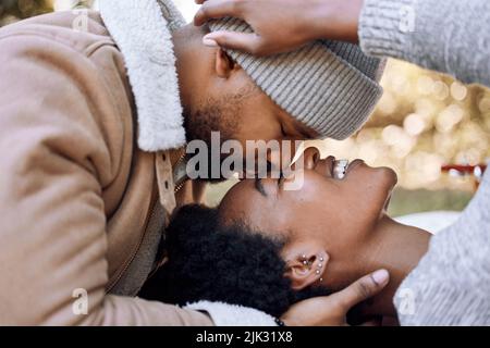 Io ti amo più della vita stessa, un giovane che guarda gli occhi con amore. Foto Stock