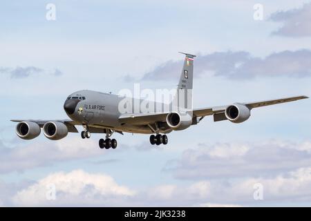 Boeing KC-135T Stratotanker entra in RAF Fairford per RIAT 2022. Foto Stock