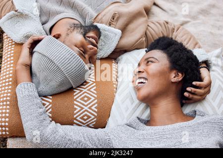 Youre l'uomo dei miei sogni. Un giovane che guarda in ciascuno gli occhi amorevolmente. Foto Stock