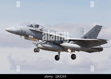 Le forze aeree spagnole F-18 Hornet atterrano a RIAT 2022. Foto Stock