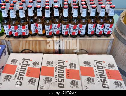 ICHNUSA BOTTIGLIE DI BIRRA SARDA ALL'INTERNO DEL NEGOZIO ALIMENTARE EATALY Foto Stock