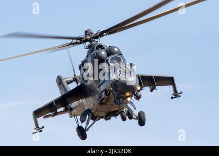 MIL mi-24P Hind dell'aeronautica ungherese al Royal International Aircraft Tattoo 2022, RAF Fairford. Foto Stock