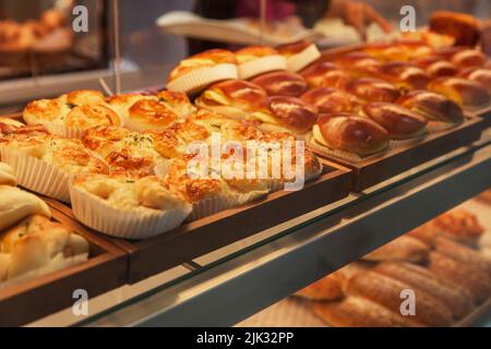 Pane sulla mensola nel negozio di panetteria sul supermercato Foto Stock