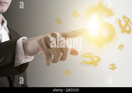 Uomo d'affari che tocca i dati del simbolo del dollaro che mostrano il successo internazionale Foto Stock