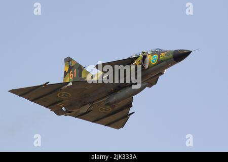 Aeronautica svedese volo storico SAAB Viggen lasciando RIAT 2022. Foto Stock