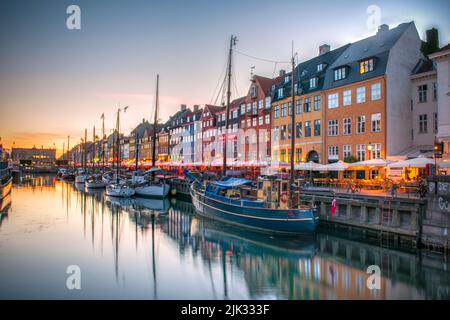 Vista panoramica serale al tramonto a Nyhavn, Copenhagen, Danimarca. Foto Stock