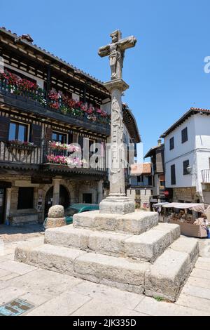 Strette strade acciottolate di, la Alberca, una piccola città in Spagna. Fu la prima città spagnola dichiarata sito storico-artistico, nel 1940. Foto Stock