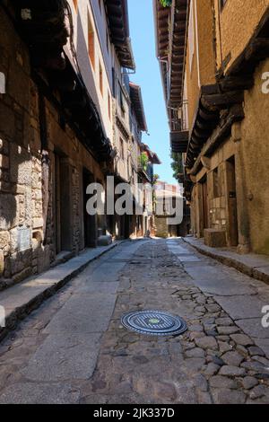 Strette strade acciottolate di, la Alberca, una piccola città in Spagna. Fu la prima città spagnola dichiarata sito storico-artistico, nel 1940. Foto Stock