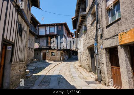 Strette strade acciottolate di, la Alberca, una piccola città in Spagna. Fu la prima città spagnola dichiarata sito storico-artistico, nel 1940. Foto Stock