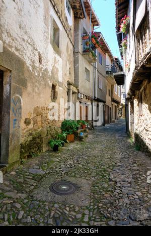 Strette strade acciottolate di, la Alberca, una piccola città in Spagna. Fu la prima città spagnola dichiarata sito storico-artistico, nel 1940. Foto Stock