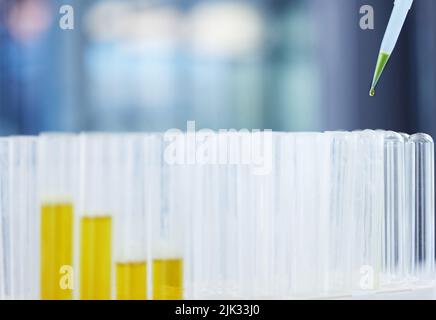 Fanno la ricerca in modo da non dovete. Liquido che è versato nelle provette in un laboratorio. Foto Stock